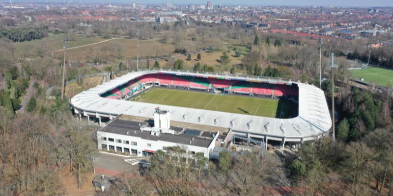 NEC thi đấu trên sân nhà tại Goffertstadion ở ngoại ô thành phố Nijmegen