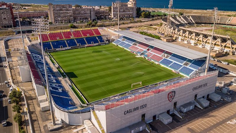 Nằm ở phía bắc thành phố Cagliari, Sardegna Arena được thiết kế theo phong cách mái che độc đáo, lấy cảm hứng từ hình dạng chiếc khiên của người Sardinia. Nằm ở phía bắc thành phố Cagliari, Sardegna Arena được thiết kế theo phong cách mái che độc đáo, lấy cảm hứng từ hình dạng chiếc khiên của người Sardinia.